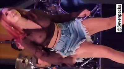 Vazado Anitta com peito aparecendo videos